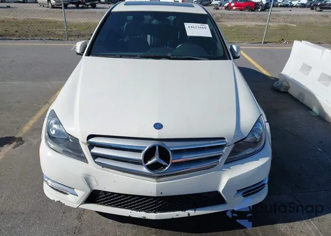 2012 Mercedes-Benz C 300 Sport 4Matic z USA, uszkodzony, nr VIN WDDGF8BB9CA710562